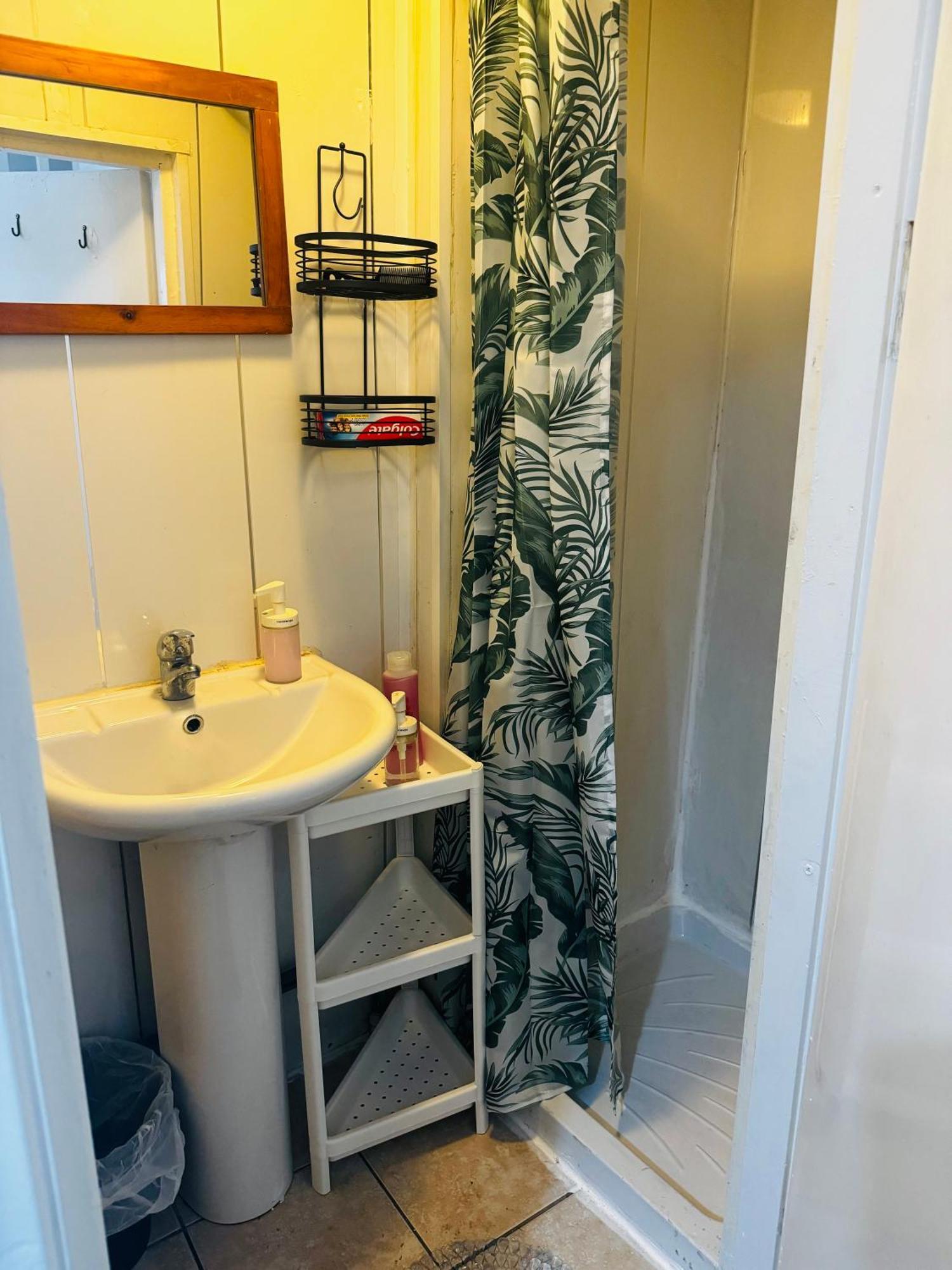 King Size In 4 Bedroom House Homestay Walkley
