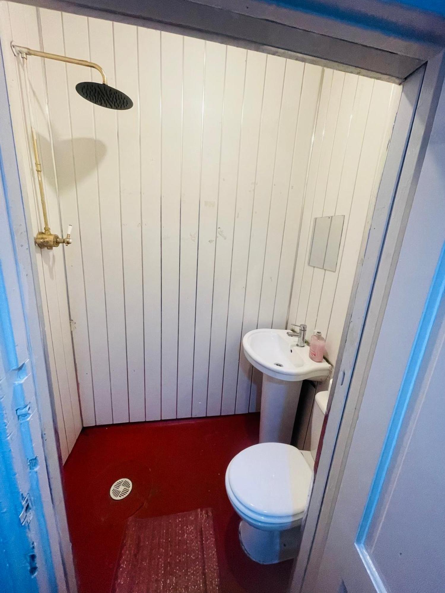 King Size In 4 Bedroom House Homestay *